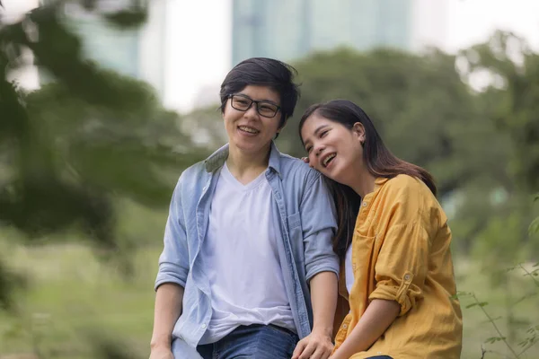 Casais Lésbicas Fazendo Atividades Descansando Parque Férias Conceito Lgbt — Fotografia de Stock