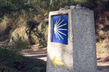 Camino de Santiago kilometre taşı bulanık yolu ile. St. James yolu işaret