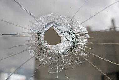 Kırık cam delik. Vandalizm veya şiddet kavramı