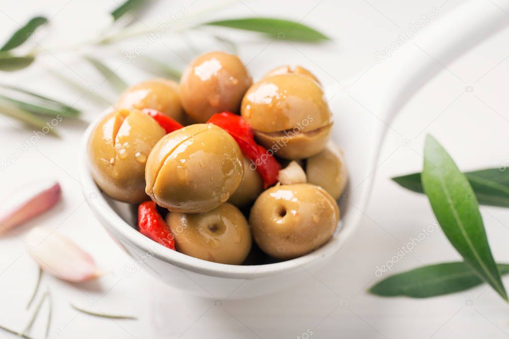 Aceitunas verdes partidas. Alorena olivo típico aperitivo español