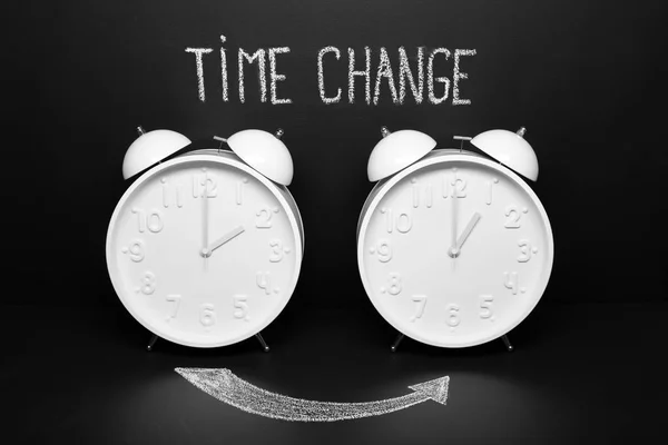 Toamna Schimbarea Timpului Fall Back Concept Două Ceasuri Epocă Text — Fotografie, imagine de stoc