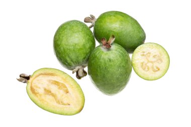 Beyaz arka plan üzerinde izole Feijoa taze meyve. Kaymak ağacı. Tropikal meyve