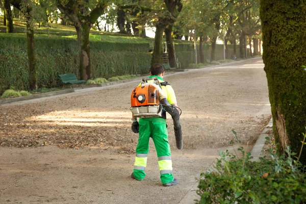 Jardineiro Com Mochila Ventilador Trabalhando Parque Cidade Soprando Folhas Conceito — Fotografia de Stock