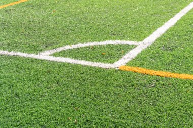 Futbol sahası ile yeni bir yapay çim alan, beyaz köşe işaretleme. Yakın çekim. Futbol arka plan. Kopya alanı