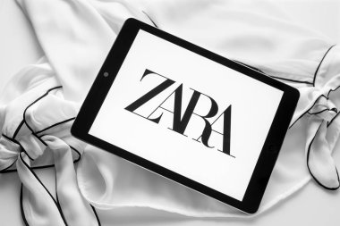 Galiçya, İspanya; 30 Ocak 2019: Zara yeni logo. Siyah ve beyaz bluz yeni curvy yazı logo ile tablet