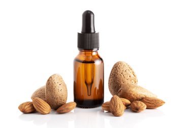 Beyaz arka plan üzerinde izole badem yağı