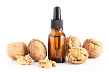 Beyaz arka plan üzerinde izole ceviz yağı