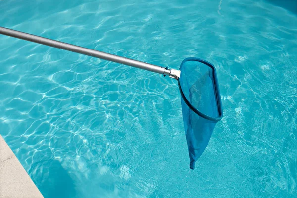 Pool Skimmer sulla superficie luminosa dell'acqua in piscina — Foto Stock