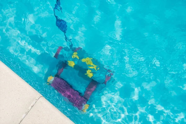 Robot di pulizia per pulire il fondo della piscina — Foto Stock