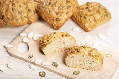 Ekmek kesme tahtası üzerinde kabak çekirdeği ile