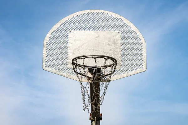 Kovové basketbalové desky a obruč — Stock fotografie