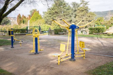 Kamu Parkı üzerinde egzersiz makineleri