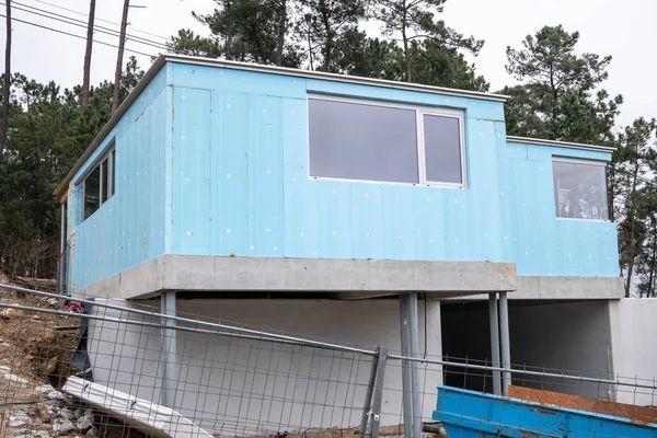 Bâtiment avec panneau en polystyrène rigide bleu — Photo