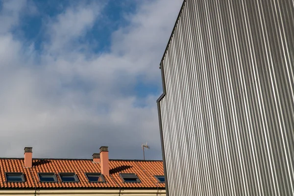 Building with metallic cladding