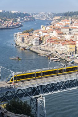 Metro treninin Dom Luis Porto Portekiz köprü geçiş