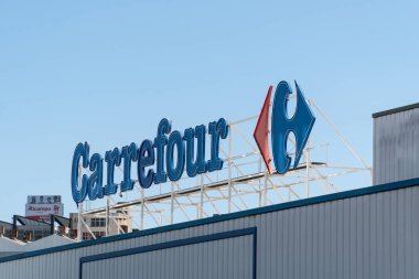 Bir cephe tabelada Carrefour
