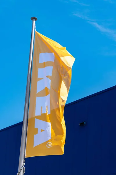 Ikea-Flagge auf blauem Hintergrund — Stockfoto