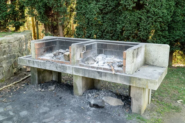 Rustic barbecue in a public park — Stock Photo, Image