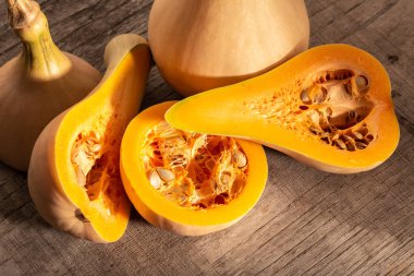 Rustik ahşap masada taze Butternut Squash