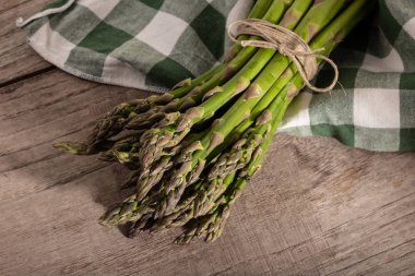 Taze kuşkonmamıza. Rustik tarzı