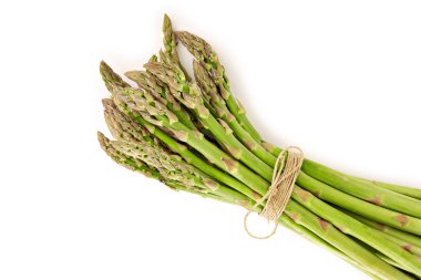 Beyaz arkaplanda taze kuşkonmaz izole edildi