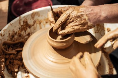 Uzman Potter Potter tekerlek üzerinde çalışmak için bir çocuk öğretmek