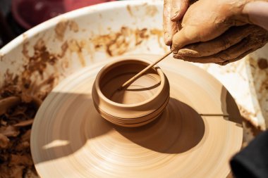 Uzman Potter Potter tekerlek üzerinde çalışmak için bir çocuk öğretmek