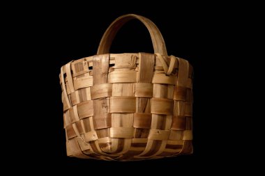 Siyah arka planda izole geleneksel hasır sepetler