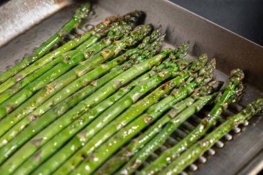 Tavada taze organik kuşkonmaz