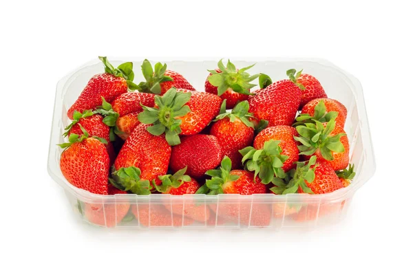 Korb mit frischen Erdbeeren isoliert auf weißem Hintergrund — Stockfoto