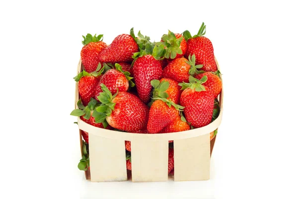 在白色背景上隔离的新鲜草莓篮 — 图库照片