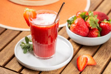 Tatlı taze çilekli smoothie. Eğlence sahnesi
