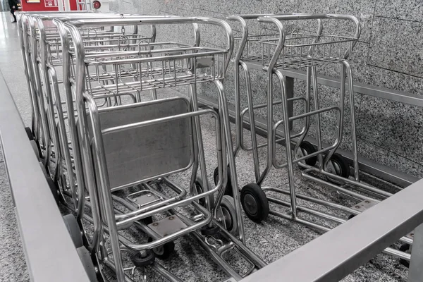 Carro de equipaje vacío en el aeropuerto — Foto de Stock