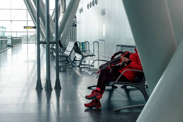 Mujer usando un teléfono móvil en el aeropuerto y esperando su vuelo — Foto de Stock