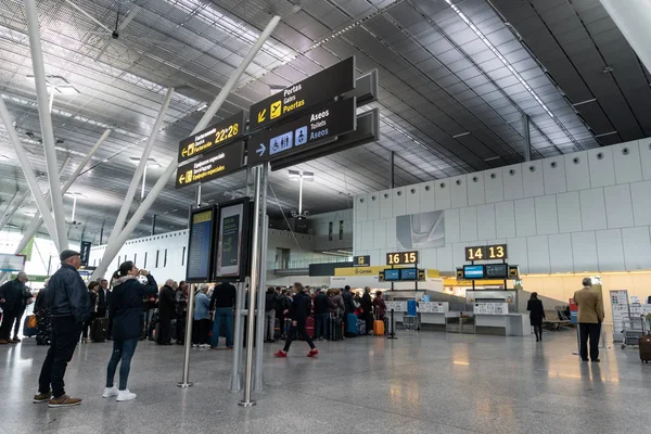 Santiago de Compostela, España. 19 de abril de 2019: Aeropuerto Santiago de Compostela. Interior de la terminal de pasajeros — Foto de Stock