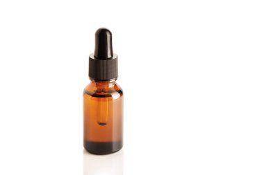 Beyaz arka plan üzerinde izole damlalıklı Amber Şişe