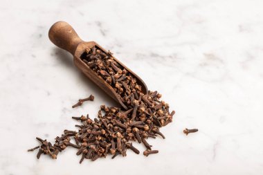 Kopya alanı ile mermer arka plan üzerinde baharat karanfil