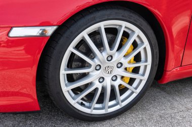 Galiçya, İspanya. Nisan 20 2019: Kırmızı bir araba Porsche tekerlekten çekiş