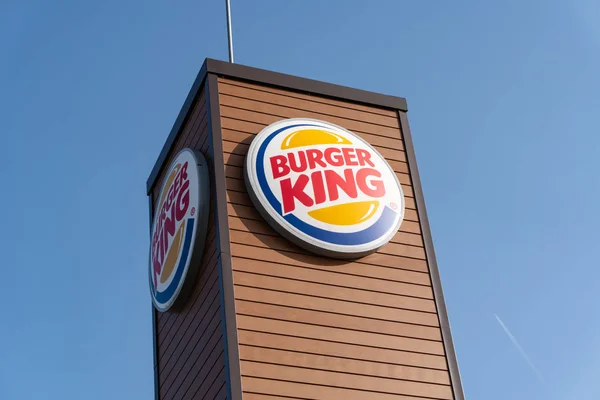 Galicia, Spanyol. 20 April 2019: Burger King sign on outdoor on blue sky — Stok Foto