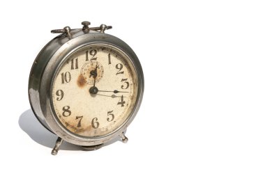 Beyaz arkaplanda izole edilmiş eski alarm saati