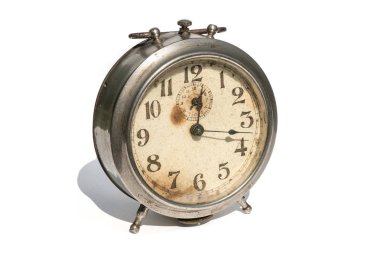 Beyaz arkaplanda izole edilmiş eski alarm saati