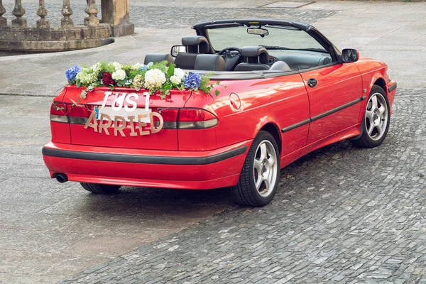 Boda convertible coche con un signo de recién casados — Foto de Stock