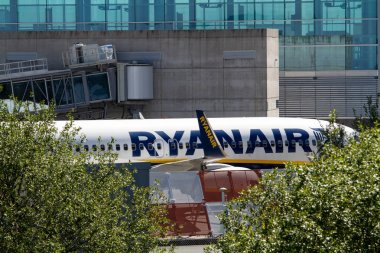 Santiago de Compostela, İspanya. 28 Nisan 2019: Ryanair uçağı Santiago de Compostela Havaalanı'nda