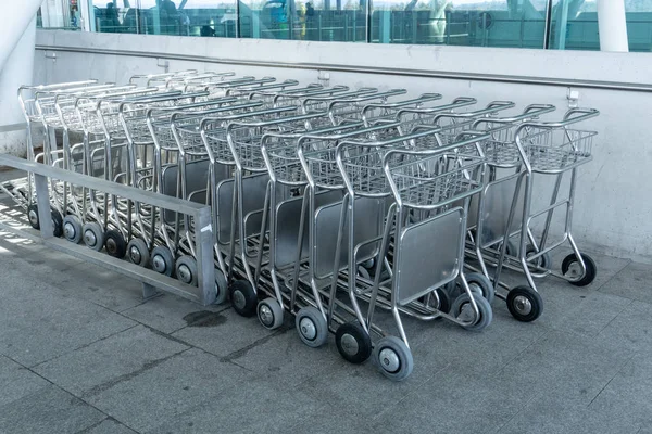 Група порожнього багажного візка в аеропорту — стокове фото