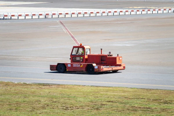 Santiago de Compostela, Espanha; 28 de abril de 2019: Caminhão de aeródromo Goldhofer — Fotografia de Stock