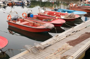 İskelede clam acuaculture tekneler ve bazı istiridye kazma araçları