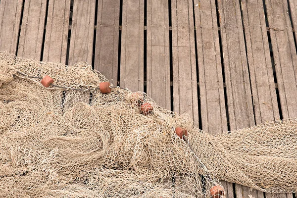 Redes de pesca en muelle de madera — Foto de Stock