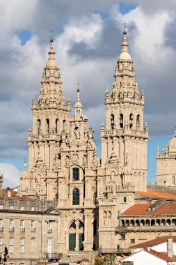 Yeni restore edilmiş bir cepheile Santiago de Compostela Katedrali. Barok cephe mimarisi