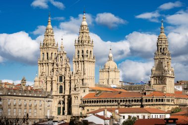 Yeni restore edilmiş bir cepheile Santiago de Compostela Katedrali. Barok cephe mimarisi