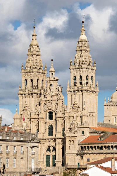 Собор Сантьяго-де-Компостела с новым отреставрированным фасадом. Барочная фасадная архитектура — стоковое фото